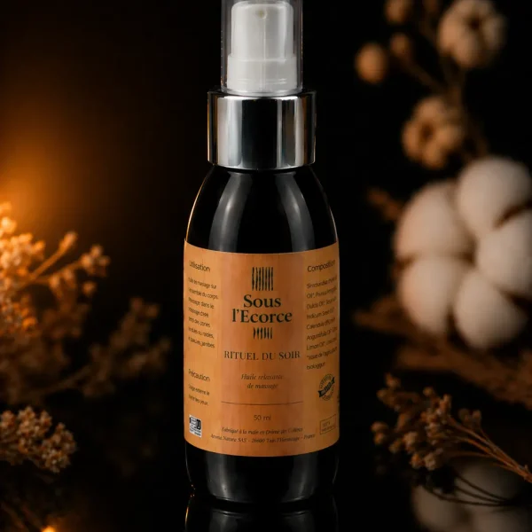 Huile relaxante naturelle Rituel du Soir – flacon Sous l’Écorce Flacon d’huile relaxante naturelle Rituel du Soir de Sous l’Écorce sur fond noir avec ambiance chaleureuse