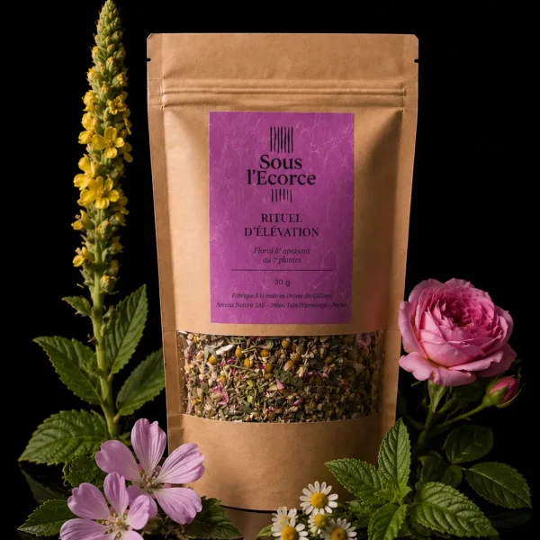 Sachet Rituel d’Élévation, infusion florale et citronnée aux 7 plantes avec fleurs et feuillages sur fond noir