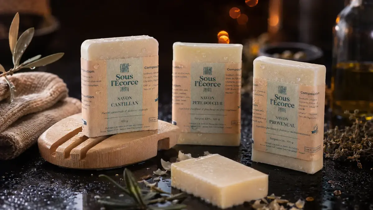 Savons solides artisanaux Sous l’Écorce avec savon Castillan, Petite Douceur, Provençal et porte-savon en bois